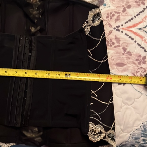 Corset - Picture 4 of 4